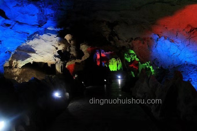张家界溶洞垃圾清运2.7吨：旅游生态保护深度剖析